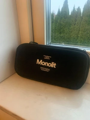 Monolit benskydd i kolfiber - Säljer ett par svarta benskydd från Monolit i kolfiber med snygg, modern design och lätt vikt. Kommer i ett smidigt svart fodral med dragkedja. Perfekta för dig som vill ha riktigt lätta och tåliga benskydd till fotboll.
