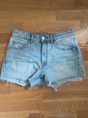 Mid waist ljusblå jeansshorts - Mid waist jeansshorts från carlings/stay. Säljer då de var lite för små, endast tagit bort lappen och tvättat dem.