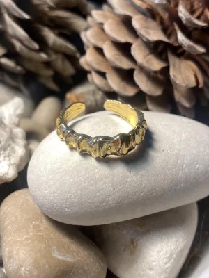 Ring - Justerbar ring i guldfärg! Super snygg! Har ett litet märke på insidan men inget man ser när man har på sig den. Vet ej om den kom så som ny eller inte