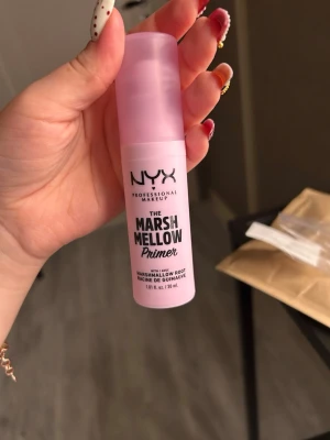 NYX marshmallow primer - The Marshmallow Primer från NYX. Har använt kanske 5 pumpar, så de finns mycket produkt kvar! Behövs inte mycket produkt vilket är bra. Säljer då min hy är väldigt torr och denna är mer för kombination/oljig hy. Luktar gott