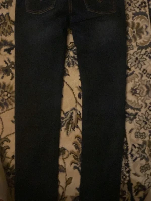 Levi's 510  jeans mörkblå - Säljer ett par Levi's 510 jeans i mörkblå tvätt. Klassisk femficksmodell  snygga kontrastsömmar. Perfekta för dig som gillar en tajtare look och vill ha ett par stilrena jeans som funkar till allt.