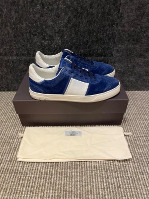 Valentino flycrew skor - Hej, säljer nu dessa svin snygga valentino skor. Skorna är i grymt skick! Begränsat antal boxar och dustbag. Hör av dig vid frågor. 