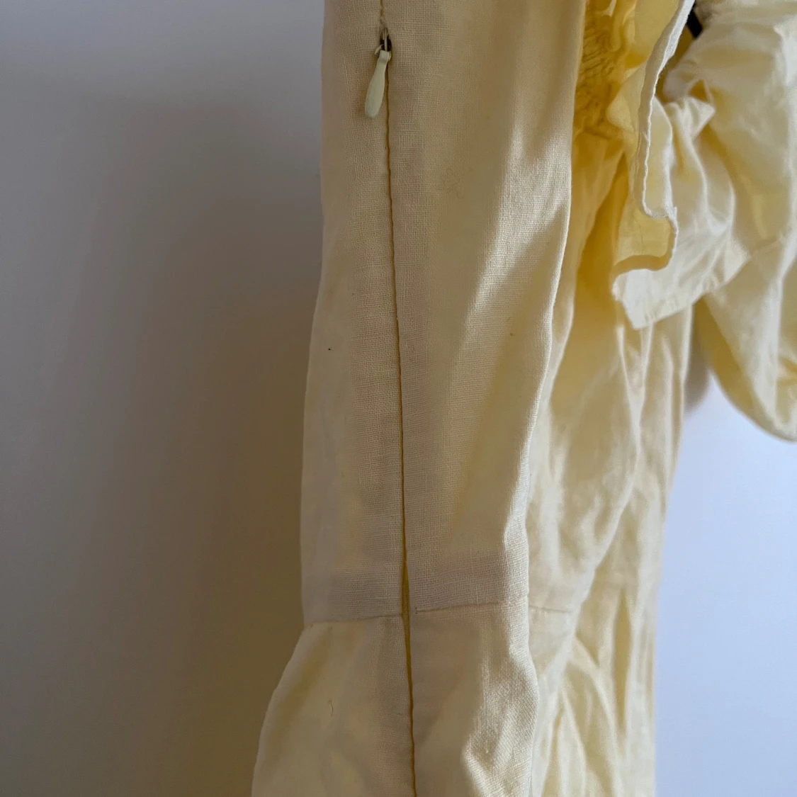 Gul kortklänning med volang från H&M - 4