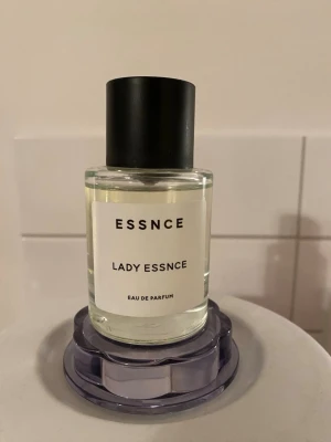 Lady Essnce Eau de Parfum - Modern och stilren parfym från ESSNCE med namnet Lady Essnce. Eau de Parfum som passar dig som vill ha en enkel men elegant doft i din samling. Perfekt för dig som gillar minimalistisk design. Sparsamt använd, flaskan är nästan full 