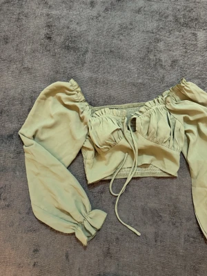 Kroppad grön blus  - Jätte söt xs 