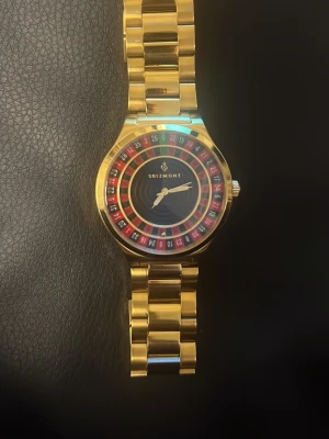 Roulette klocka - Jag säljer en guldfärgad klocka från Seizmont med rouletthjul-design. Vid snabb affär kan priset diskuteras annars 1500kr