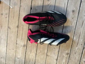 Adidas Predator fotbollsskor svart/rosa - Säljer ett par Adidas Predator Accuracy FG, nypris 3000, använd 5 träningar