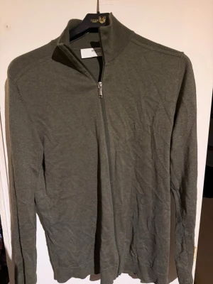 Stickad tröja - En grön stickad tröja från selected Home. Använd, men i fint skick. Storlek s, kontakta mig vid fler frågor 🤗