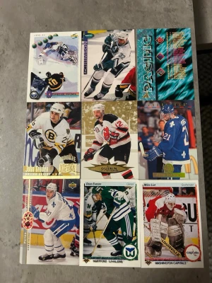 Hockey kort i mycket bra skick  - 9 stycken hockey kort i mycket bra skick. Dom ligger i plast förpackningar. Tog bara ut korten ur dom för att korten skulle synas tydligare.  Hör av dig vid frågor!