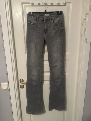 Grå bootcut jeans från ONLY - Säljer ett par gråa bootcut jeans från ONLY i storlek M/34. Normal passform och är tillverkade i mjukt denimtyg. Snygg tvättad look och utsvängda ben!💋