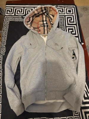 Burberry zip kofta.  - En skön burberry kofta som är helt ny. 