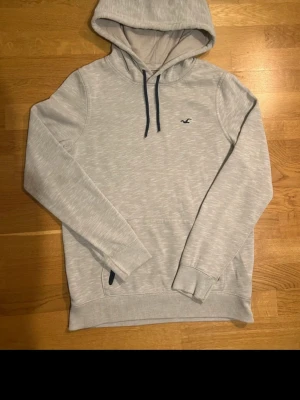 Hollister tröja  - Säljer min Hollister tröja pågrund av storleken den blev lite tight på mig o kort vid armen. Tröjan ser helt ny ut, mycket bra skick. Skickar direkt efter köpet. Priset går att diskutera, o trade me en annan vara funkar!