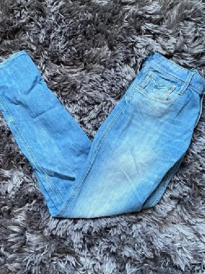 Replay Anbass - Nu säljer jag dessa Replay Anbass jeans i storlek W30 och L32. Byxan är i bra skick med en en ljus blå tvätt och den klassiska logan på back fickan. Det är bara att ställa frågor och priset ör förhandlingsbart🙌