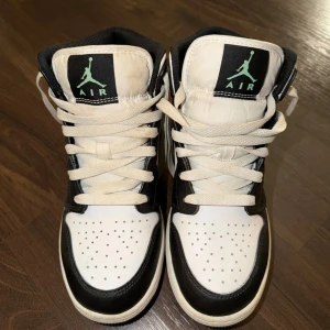Nike Air Jordan  - Snygga sneakers som använts några gånger men går säkert att tvätta upp! Storlek 37,5. Pris kan diskuteras 