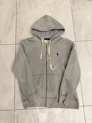 Polo Ralph Lauren kofta  - Aldrig använd då den var för stor för mig. Storlek S men mer som en Medium. 