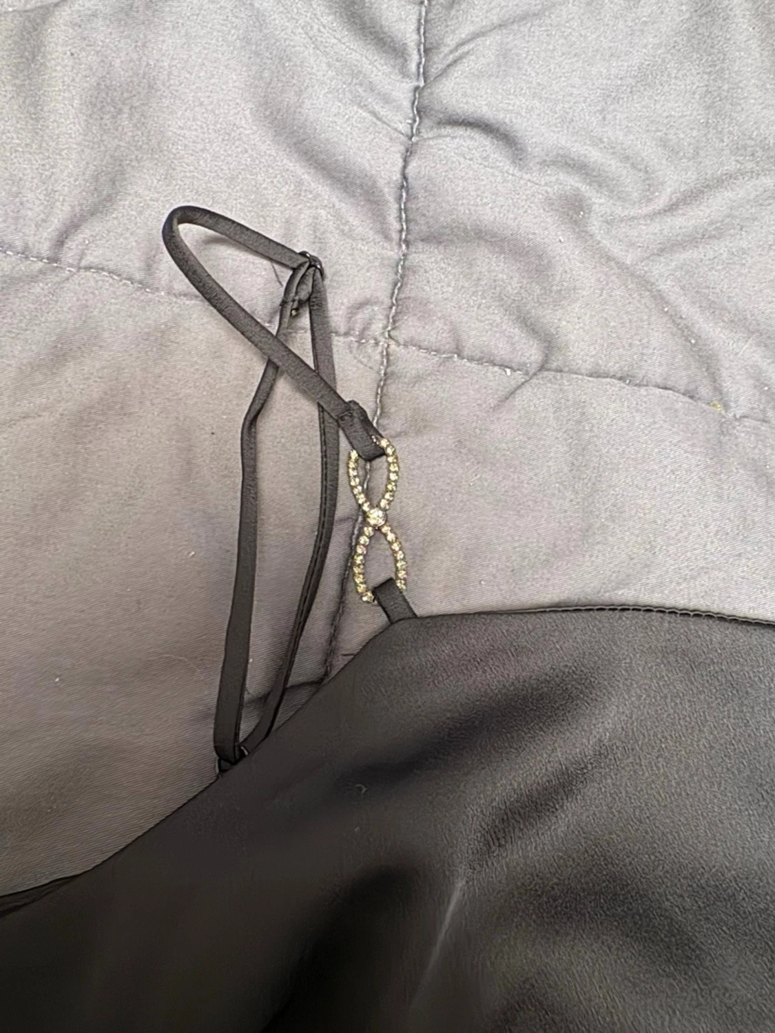 Svart satinlinne från H&M med strassdetalj - 1