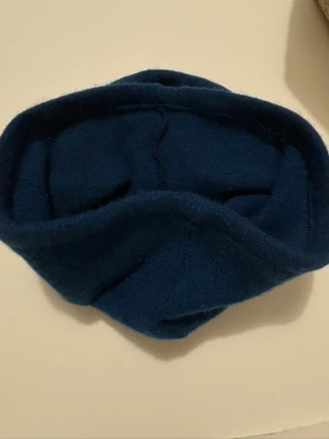 Mörkblå kashmir buff - En enkel och stilren mörkblå buff i 100% kashmir material. 