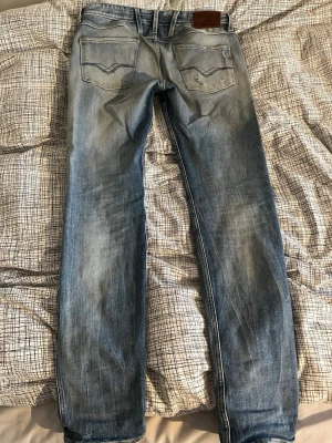 Replay Anbass  - Säljer ett par Replay Anbass jeans i ljusblå fräsch färg. Dom är lite för grisch för mig. Bra skick. Har öv dig vid fundering 