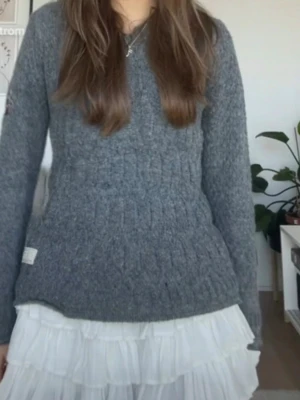 Odd Molly kofta - Säljer min gråa odd Molly kofta💞använts ett fåtal gånger men skicket är som nytt💞bilderna är lånade från förra ägaren