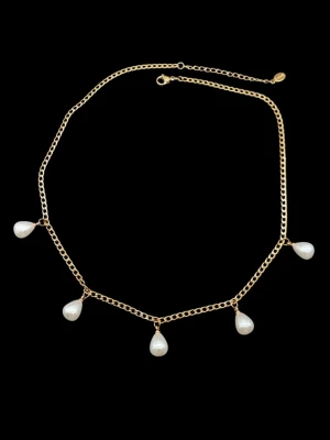 Handgjort halsband med pärlor  - Material-rostfritt stål.  Utan smyckesask.