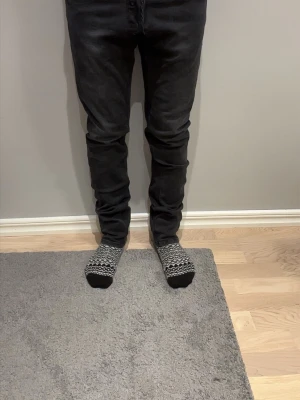 Replay Grover svarta jeans - Säljer ett par Replay Grover jeans i svart tvätt. Klassisk femficksmodell med knappgylf och diskreta Replay-detaljer. Jeansen har en rak passform och är tillverkade i mjukt jeansmaterial som sitter riktigt snyggt. Skriv gällande frågor eller funderingar