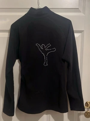 Konståknings fleece jacka  - Säljer min konståknings fleece jacka mer paljetter som en konståkare som jag själv har satt fast. Storlek M men passar mig som är 160cm. Tröjan är original från Haglöf. Super bekväm på isen och håller värmen exemplariskt. Haglöf märket är täckt men syns inte på håll eftersom de smälter in bra🫶🏻🌸💗