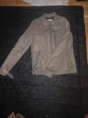 Jackor 4 för 1 - 4 stycken jackor priset av 1!! 3  ifrån H&M i storlek xs herr och 1 från jack and jones mocka jacka xs herr på alla, nästan helt nya Inga fläckar eller skador. Säljer alla 4 för priset av 1