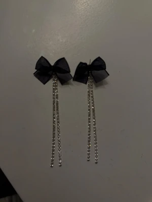 Svarta rosettörhängen med strass - Så coola örhängen ifrån Nelly!💞