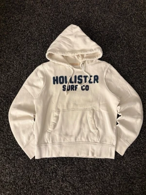 Hollister hoodie-sällsynt  - Säljer nu denna Sällsynta hollister hoodien | st M | Eftertraktad | skick 9/10 | obs kan gå ner i pris vid snabb affär! 