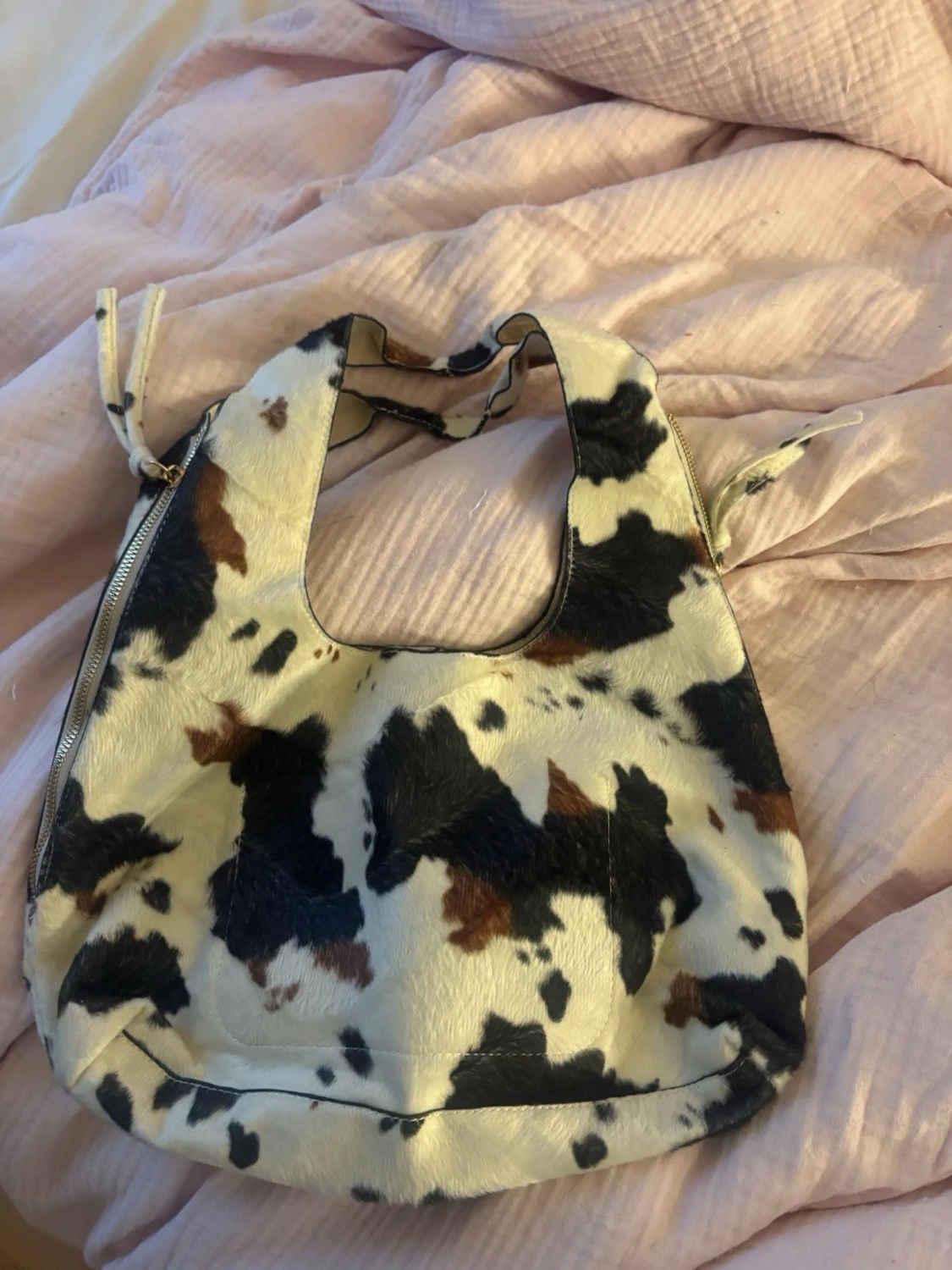 Handväska med ko mönster 