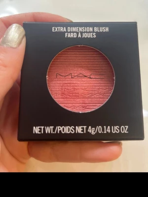 MAC Extra Dimension Blush Sweets For My Sweet - MAC Extra Dimension Blush i nyansen Sweets For My Sweet. Färgen är en skimrande, varm rosa med metallisk finish. Kommer i en rund svart dosa med transparent lock och präglad MAC-logga i pudret. Innehåller 4g. Perfekt för att ge kinderna en fräsch glow. Endast swatchad