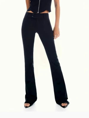 Svarta bootcut byxor  - Jättesnygga kostymbyxor från Bershka, är i stolek 36 Tall modell. Säljer då jag inte använder dom som mycket längre❤️