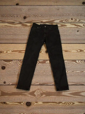 Svarta slim jeans från H&M 32/32 - Säljer ett par svarta slim fit jeans från H&M i storlek 32/32. Klassisk femficksmodell med smal passform och raka ben. Jeansen är tillverkade i bomull med en snygg svart tvätt och passar perfekt till en avslappnad stil.