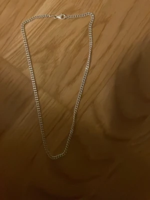 Silver kedja 50 cm - Kedja i sterling 925 silver i mycket bra skick. Inga defekter knappt använd.