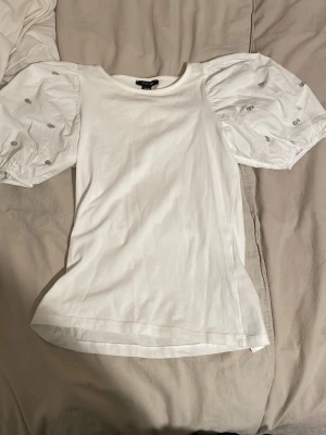 Kläder - De flesta av de här kläderna är nya de har använts 2-3 gånger 