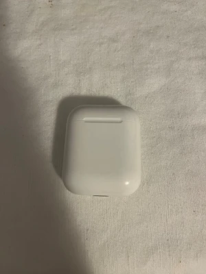 Apple AirPods (2nd generation) - Säljer ett par Apple AirPods (2nd gen) med laddningsetui. Hörlurarna är i gott skick med endast mindre spår av normalt bruk. Perfekt för trådlös musik och samtal, kompatibla med iPhone och andra enheter via Bluetooth.