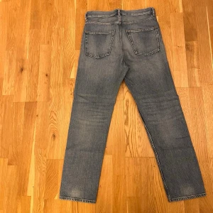 Arket jeans - Ett par schyssta jeans från Arket, storlek 29:32 i högmidjad straight fit. De sitter löst på benen och har snygga slitningar. De har inga. Defekter och är deärför i ett mycket bra skick. Skriv gärna om du vill ha mått eller svar på frågor!
