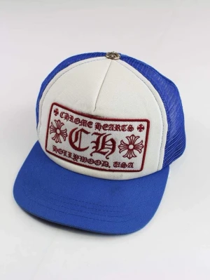 Chrome Hearts Keps - Snygg unik chrome hearts keps i blå och röd. Knappt använt den för jag passar inte i keps. Väldigt snygg dock och har personligen inte sett någon annan med den. För frågor är de bara att skriva!☺️