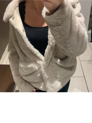 Trendig beige teddyjacka 🤍 - Beskrivning: Säljer en jättefin beige teddyjacka i mjukt och varmt material. Perfekt till höst/vinter och lätt att matcha till allt 🧸 Använd ett fåtal gånger och i fint skick. Hör gärna av dig vid frågor eller om du vill ha fler bilder! 💌 Pris kan diskuteras vid snabb affär 📦 Kan skickas direkt