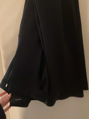 Svarta raka byxor från Vero Moda - Säljer ett par svarta byxor från Vero Moda med riktigt snyggt, rak passform. Byxorna är i stl 34-34, använder aldrig därför säljer jag dom.