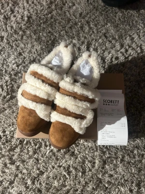 Bruna fårskinnsboots från Inuikii - Helt nya Inuikii Sneaker som jag säljer åt min kompis! Köptes på outlet så kvittot och all tillbehör finns och medkommer! Perfekt inför säsongen! 