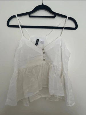 vit topp -  vit linnetopp med blom-detaljer från h&m i storlek xs som inte kommer till användning 💕💕 