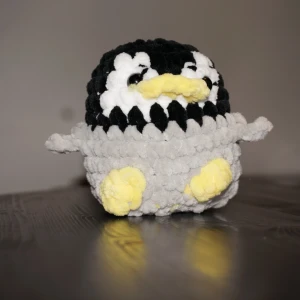 Virkad gosedjurspingvin - En virkad gosedjurspingvin som är gjort i ett mjukt material. Gosedjuren lämpar sig inte för små barn då ögonen är känsliga och kan falla av om man ej är försiktig.