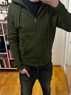Dondup zip up hoodie - Säljer denna otroligt feta dondup hoodie. Hoodien är sparsamt använd utan några synliga defekter. Hoodien är nästan så gott som ny! Hoodien är i en trendig olivgrön/khaki färg. Hoodien är i storlek S. Bara att skriva kring någon fundering!