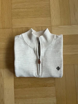 Morris Half Zip - En otroligt fin half zip ifrån Morris i storlek S och i nyskick. Inga defekter överhuvudtaget och en riktigt fin beige färg. Vid frågor eller funderingar är det bara att höra av sig! 😊