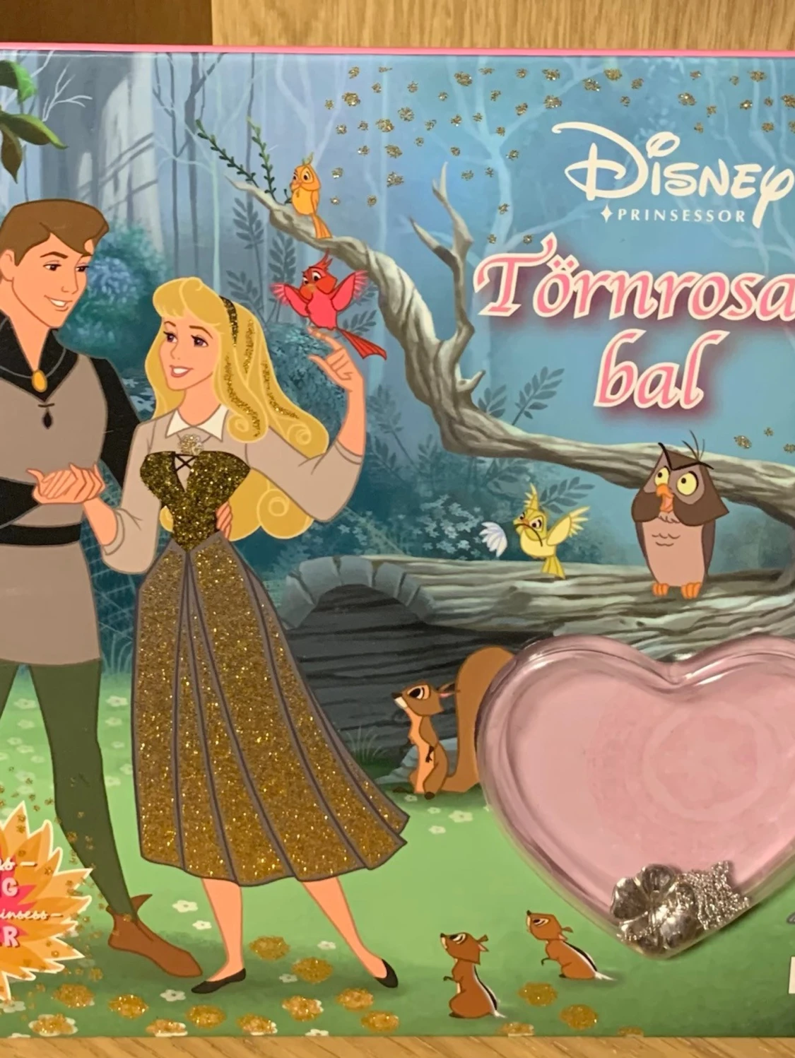 Törnrosas bal Bok med smycke