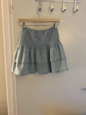 Kjol  - Jätte fin unik jeans kjol ifrån H&M i storlek xs. Den är i super fint skick !!