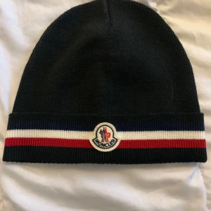 Moncler mössa - Säljer min oanvänd moncler mössa. Den scannar och det finns ingen kvitto.