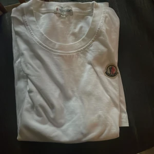 Vit Moncler t-shirt med logga - Vit Moncler T-shirt storlek Medium