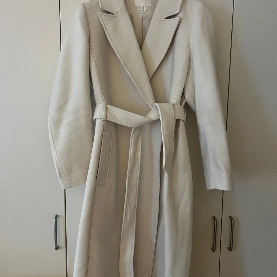 Beige kappa med bälte från H&M